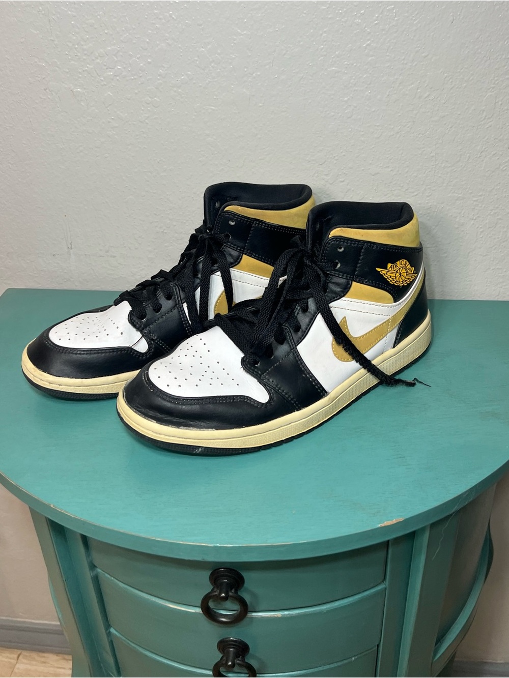 Nike Air Jordan Men's Black yellow and white Sneakers - Picture 3 of 16